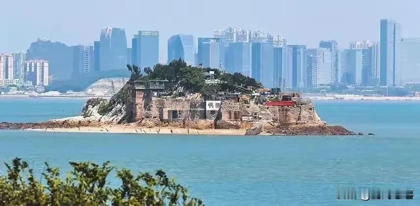 金门的狮屿岛距离厦门市中心不到4000米，肉眼就能看清厦门的高楼大厦，4月2日台