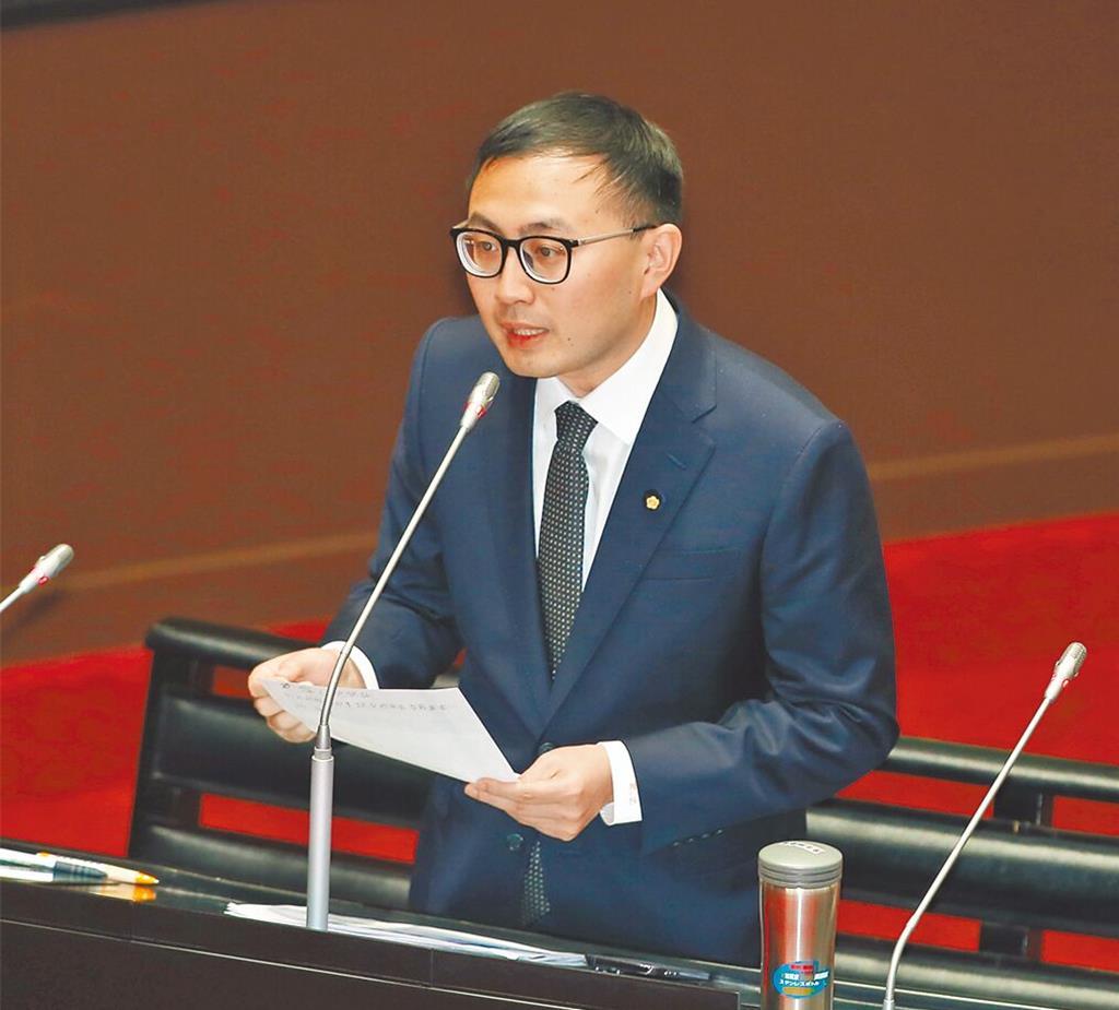 国民党立法院内政委员会召委廖先翔已排定下周三对18岁公民权法案进行审议。鉴于蓝绿