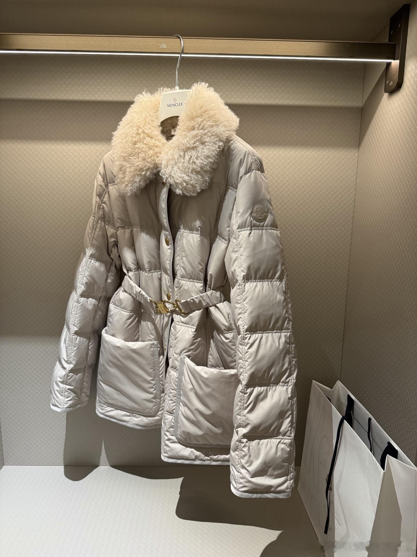 Monc***羽绒服 蓬松的卷毛翻领一整个裹住脖子 保暖又显脸小。经典菱格压纹 
