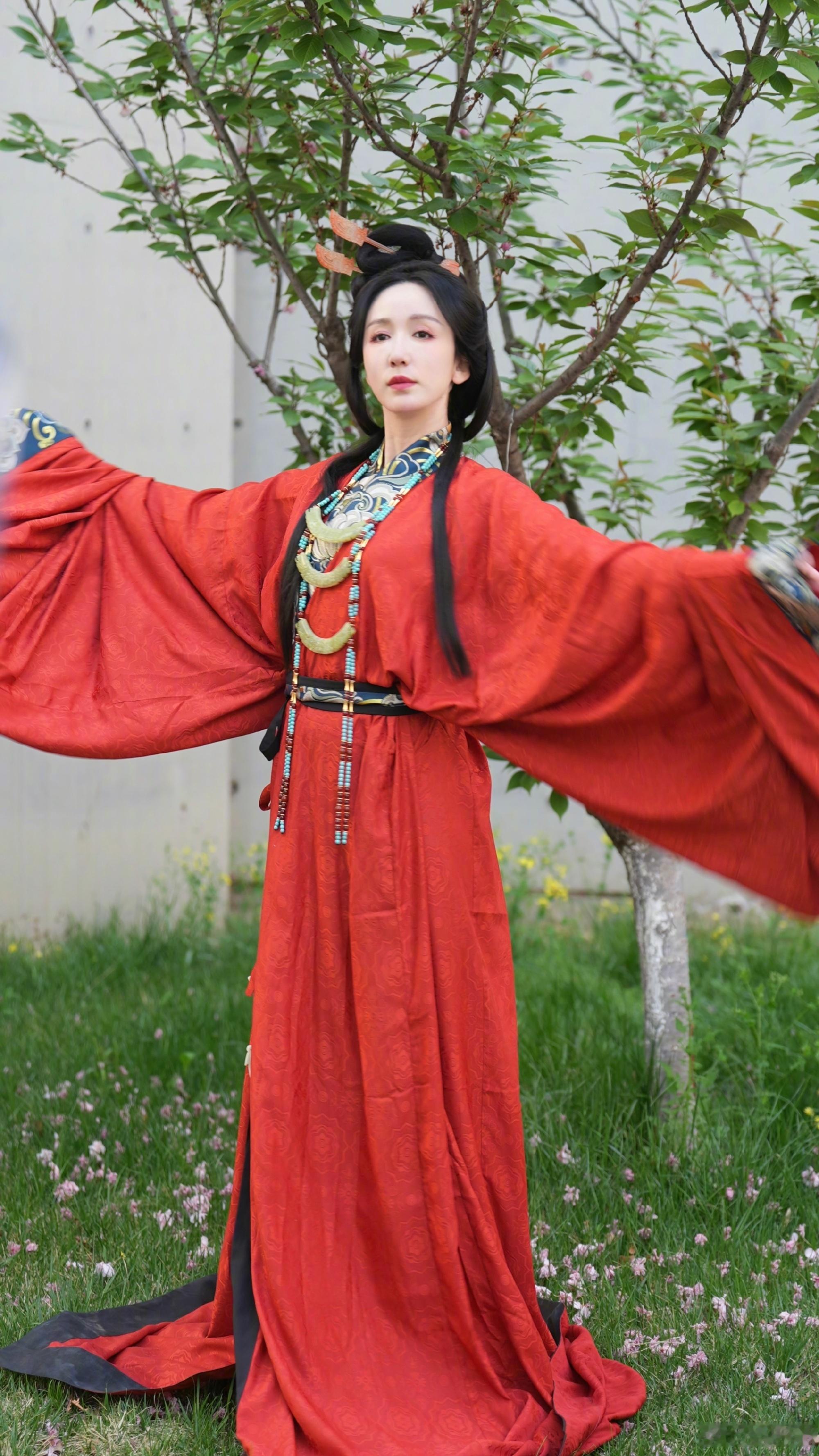 #娄艺潇cos武则天#娄艺潇作为电竞女帝主理人，打游戏也要穿古装哈哈，有种赛博女