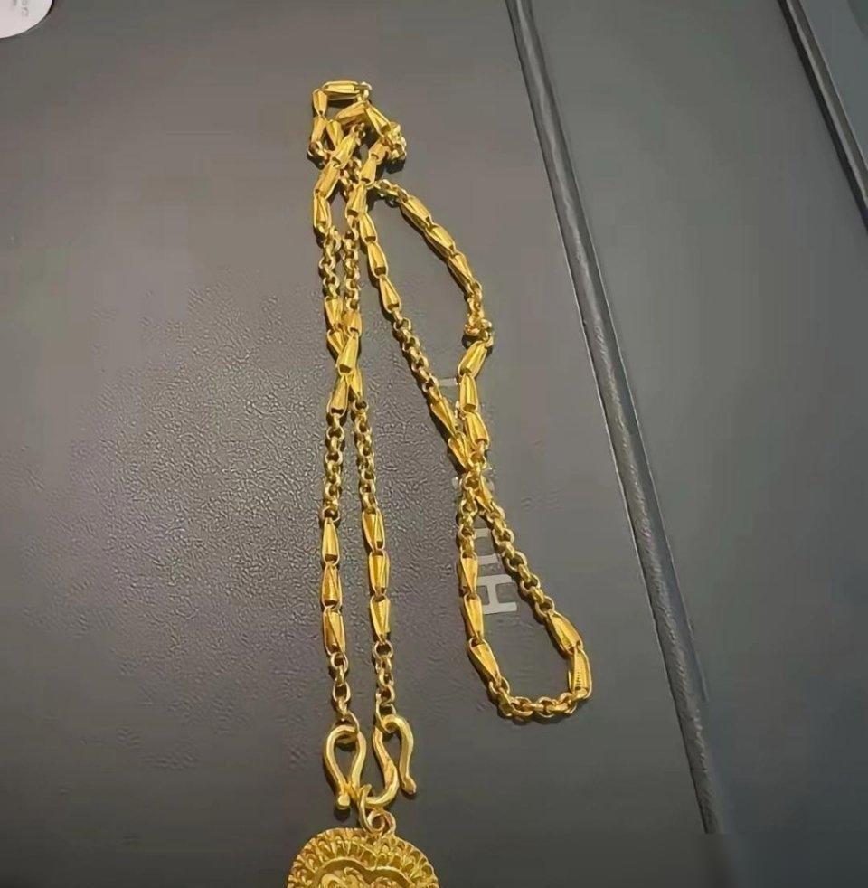 劝你收起去金店变现的念头，那根本不是在卖宝，是在给当年的情怀和溢价补票。

柜台