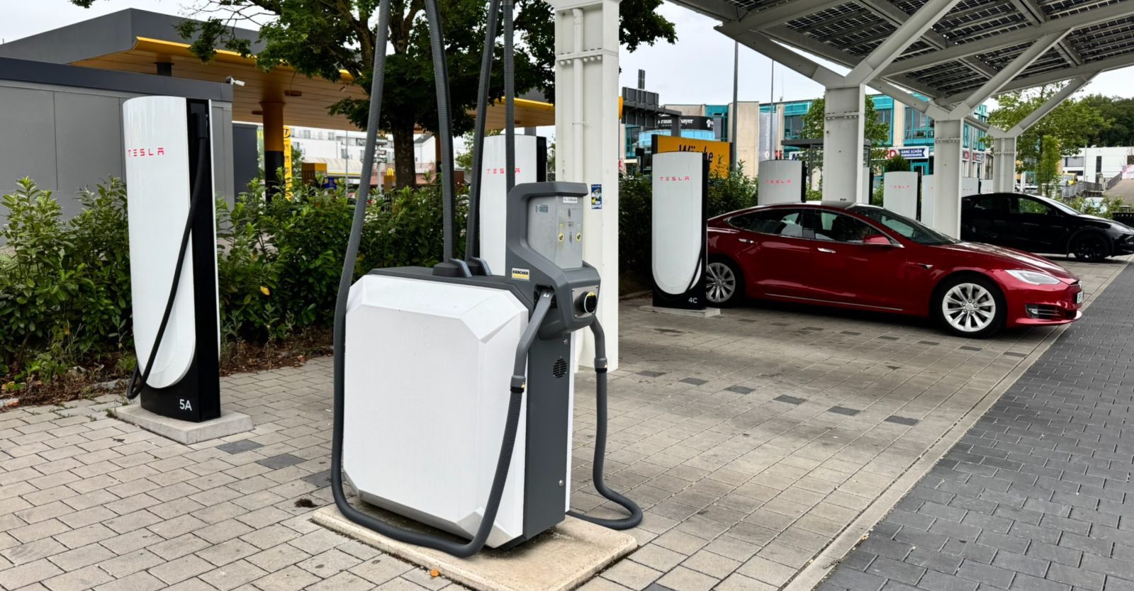 特斯拉 adds a car vacuum to a 超充 for the fi