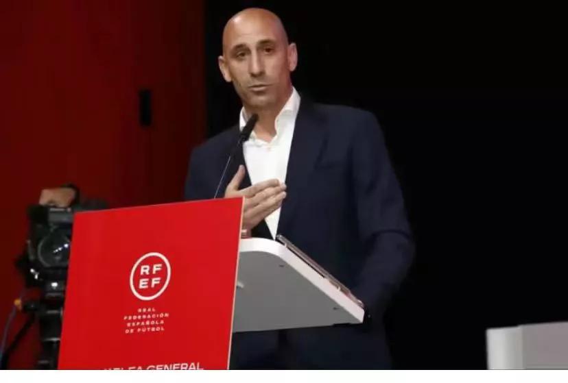 西班牙女足宣布不再为国家队比赛
国际足联已暂停西班牙足球主席路易斯·鲁维亚莱斯的