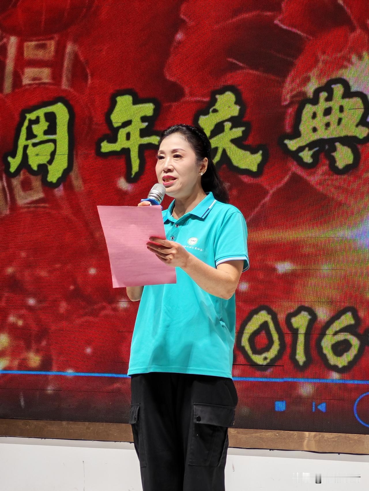 今天，蚌埠环保公益协会成立十周年庆典活动举行。协会会员自编自演了文艺节目，用诗歌