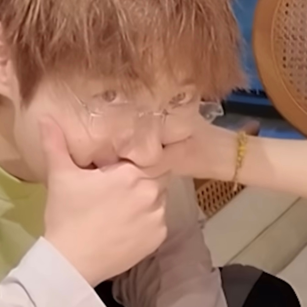 嘶…瑞这个表情 虾这个手 