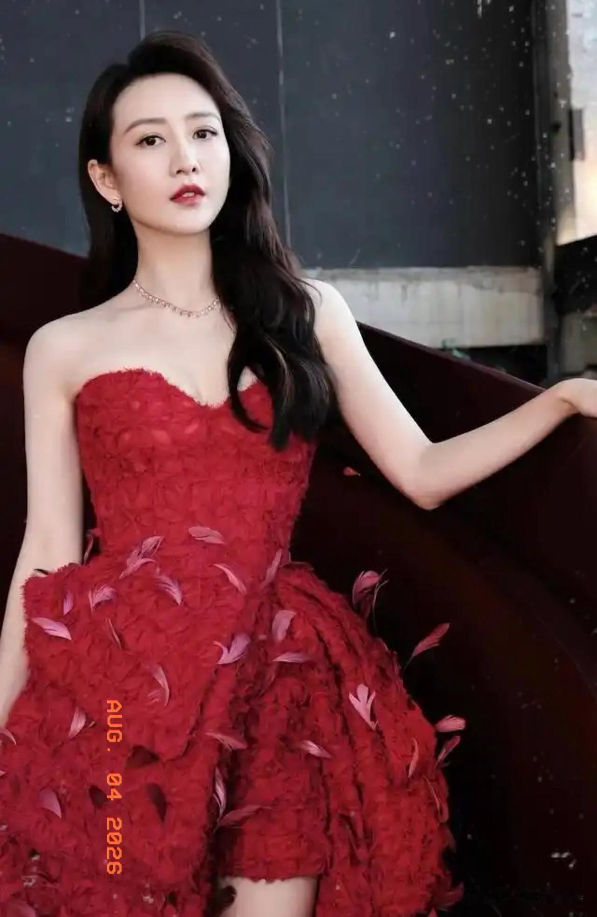 已经步入40+的王鸥，
仅凭一条渔网长裙，
直接打破了内娱女星这个年龄段还在扮嫩