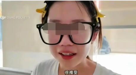当初喊着要维权的 “摸臀女” 现在慌的哭了？明明只是餐厅里一秒钟的无心磕碰，非要