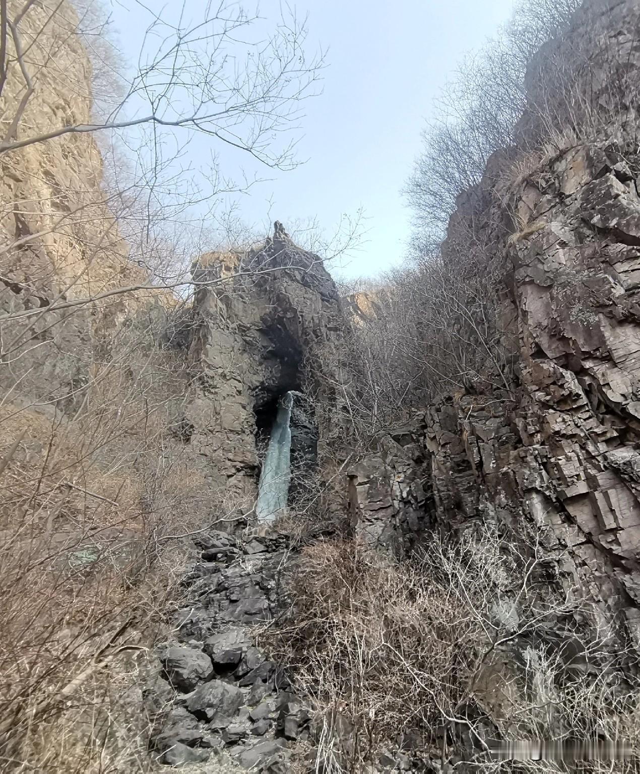 承德兴隆县蘑菇峪“九道石湖”之“冰心洞”。
蘑菇峪镇的王杖子村和李杖子村之间，右