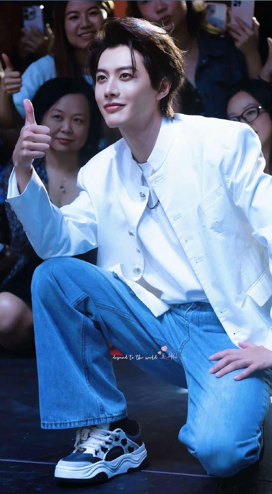何健麒[超话] 救命！何健麒这杂志封面帅到我失语！熟男魅力直接拉满，完全超出预期