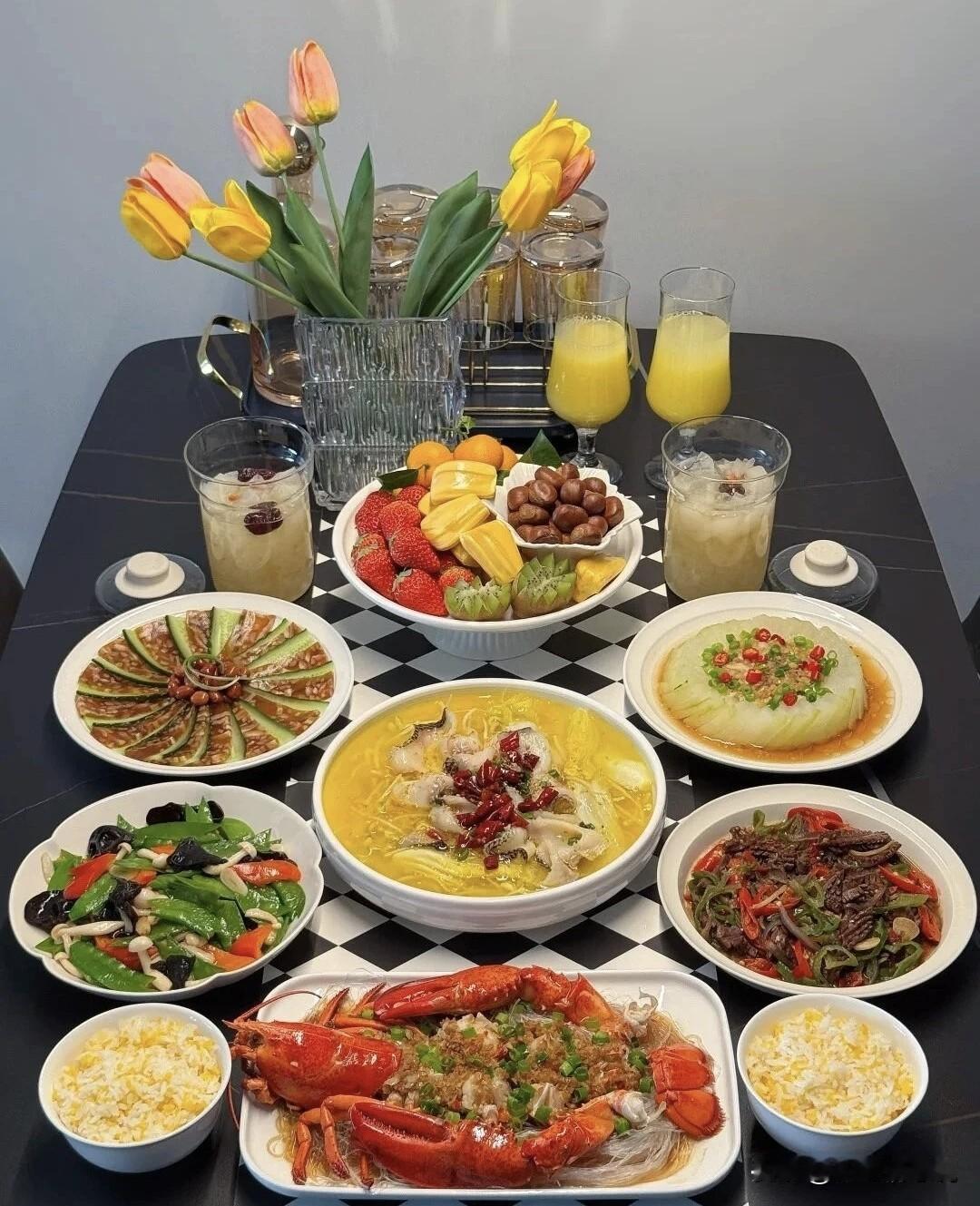 家里那个“打猎”型男人回来了，不出所料，又是左手一袋菜，右手一袋水果，因为他刚去