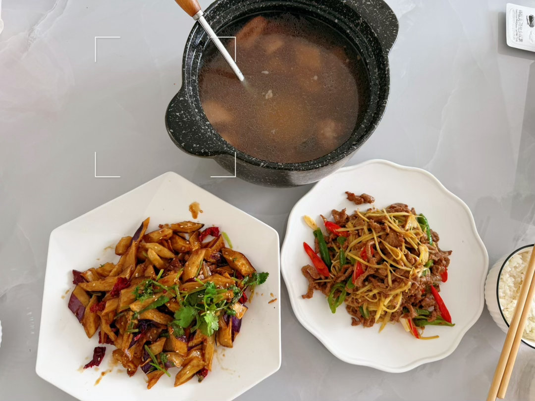 吃饭了今天是：风味茄子，仔姜牛肉➕莲藕排骨汤藕和排骨上次买多了剩的，喜欢炖汤的可