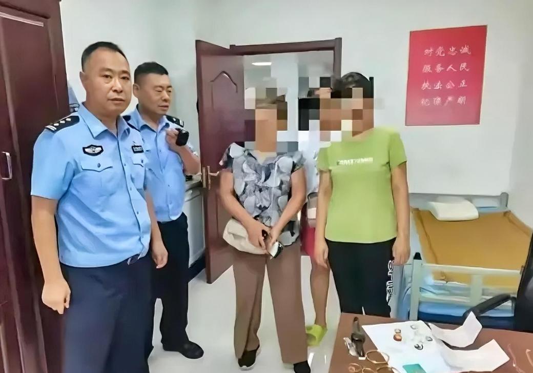 沈阳70岁大妈捡发霉大米喂鸟，拆开惊见30万黄金首饰，报警归还只留米：不是咱的，