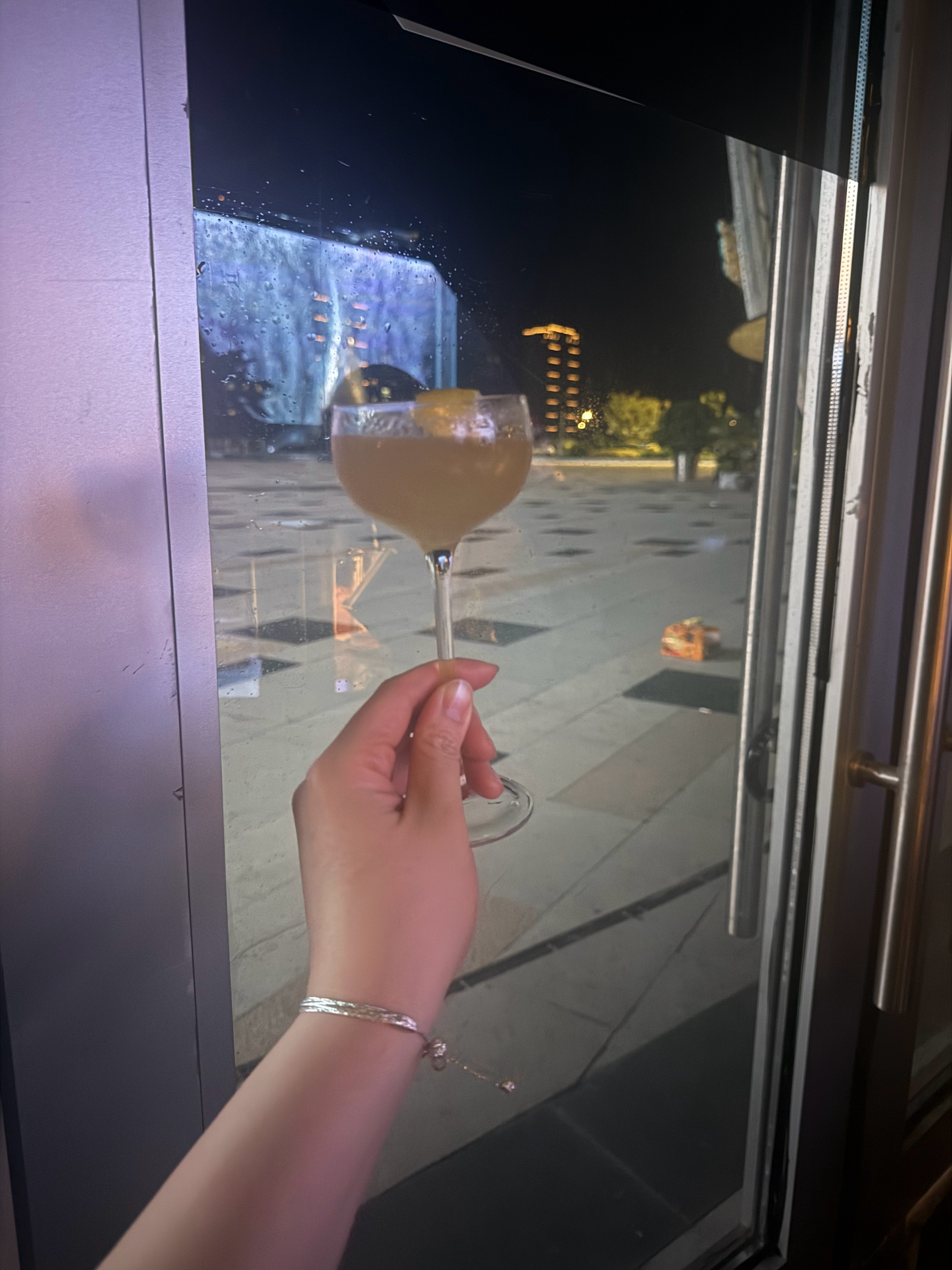某人不给我带酒就只能请我喝了，合理好久没去过酒吧，好久没喝过鸡尾酒了一杯太甜，一