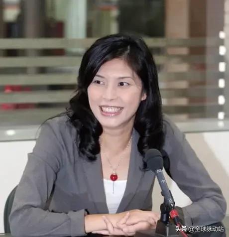 郑丽文笑的时候，
还是挺好看的，
完全与生气时候形成鲜明对比。
我感觉还是多笑笑