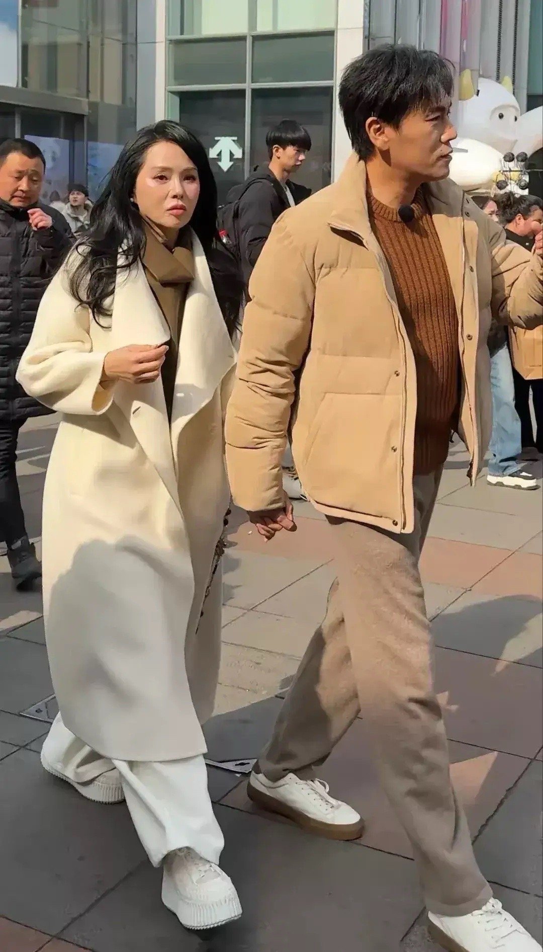 不是看到伊能静与秦昊这张照片，我还真被网友给忽悠了，就凭这一点，伊能静就没有骗人