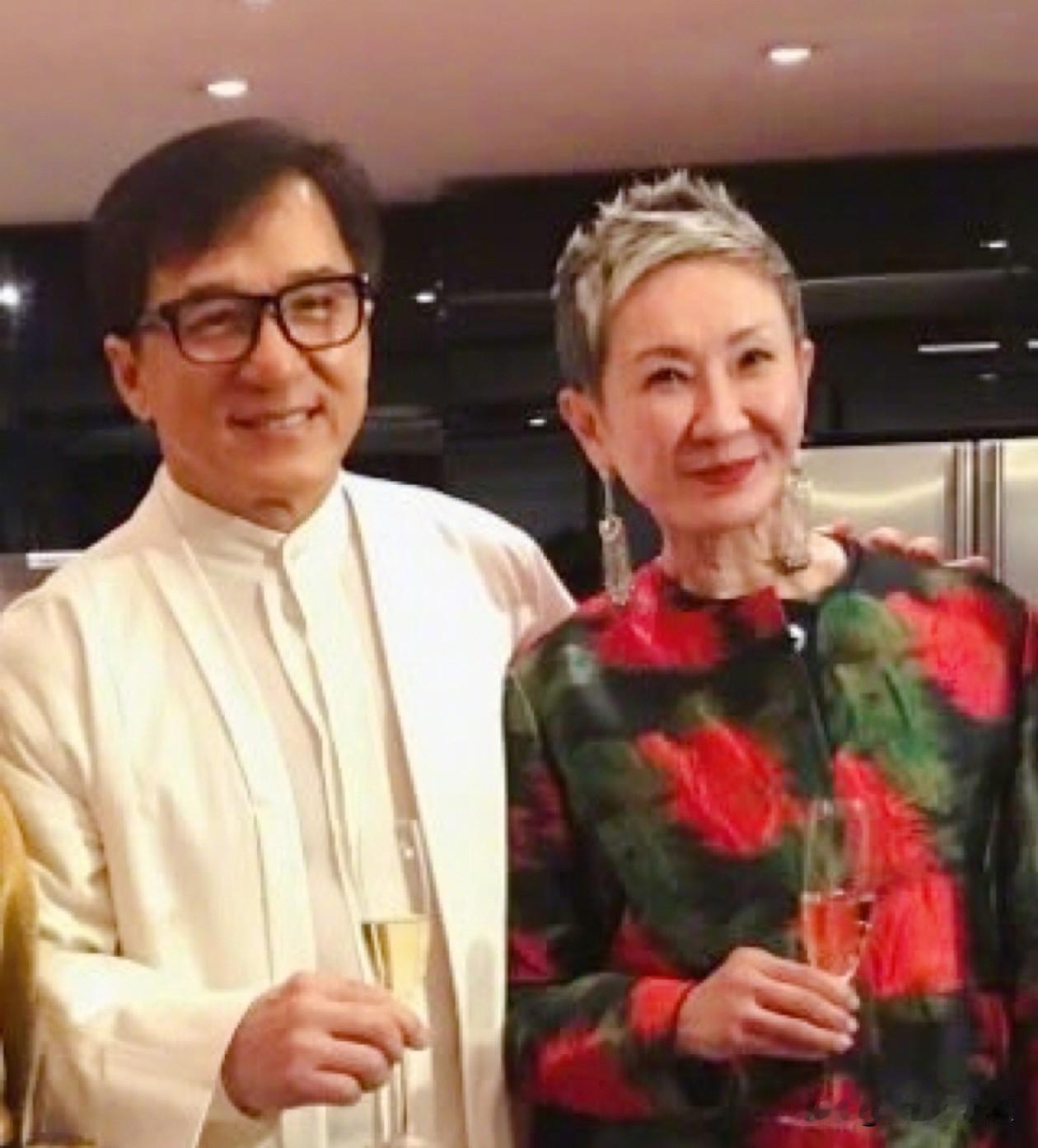 在所有对施南生的告别文里
72岁的成龙的文字最令人唏嘘
他叫75岁的施南生大阿姐