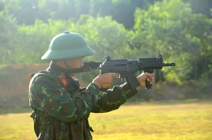烽火问鼎计划每天认识一件兵器 越南STV-215CG短突击步枪（其中“CG”是越