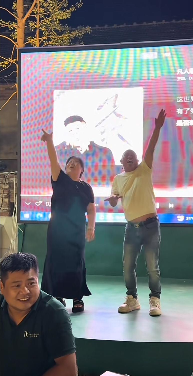 沛县团队小辫哥，玩的太花了，今天喝了8瓶燕京啤酒，他当场拉着一位朋友的老婆，身材