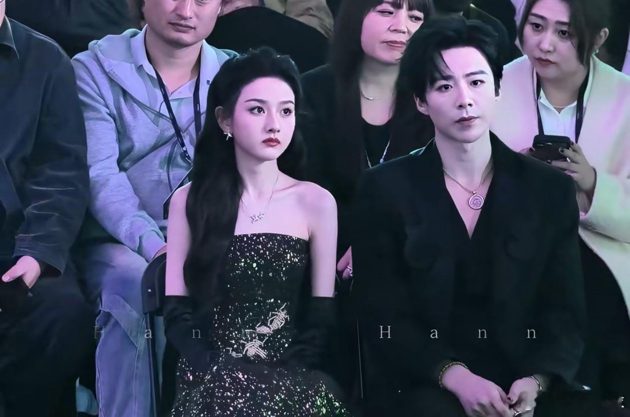 微博之夜内场这对邻座杀疯了！祖儿捂嘴笑宁哥专注听，眼神互动全是故事📖 刘宇宁宋