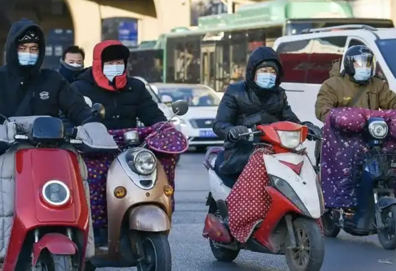 听说有人建议要禁止电动车装挡风被？

最近电动车这个话题是频上热搜啊，我看很多人