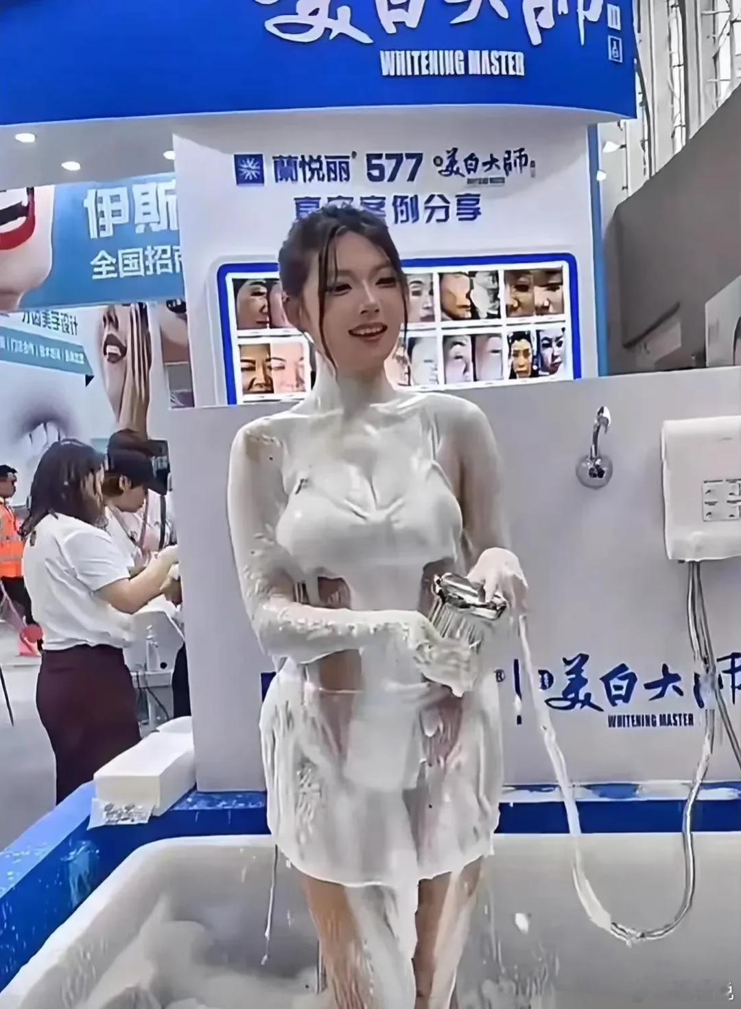 这位卖沐浴露的姑娘也算是尽力了 ​​​
