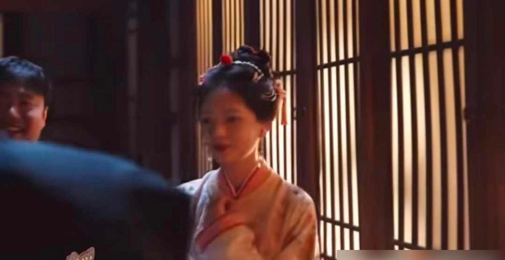 大凉山走出来的男演员此沙，在横店拍一场按着女演员强吻的戏时，上半身在疯狂演戏，右