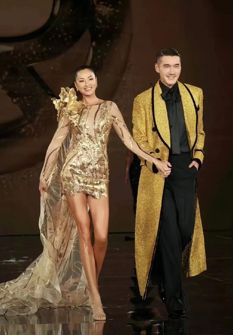 炸裂消息来袭！初代“超模CP”胡兵和瞿颖现身辽宁春晚彩排现场，瞬间让舞台秒变国际