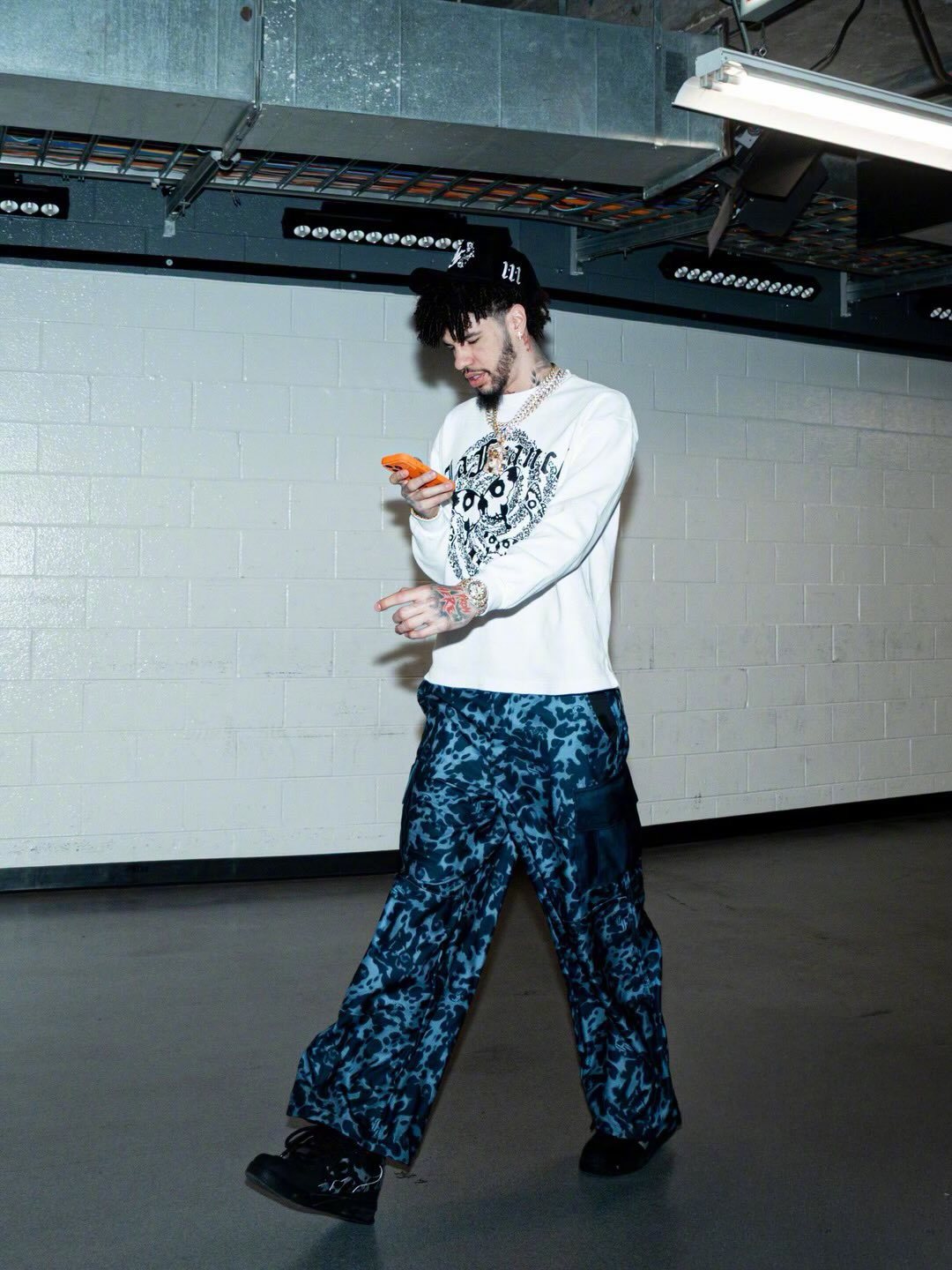 拉梅洛-鲍尔晒照，我就想问下，这么粗的两条大金链子真的带着不累吗？太壕了！ 