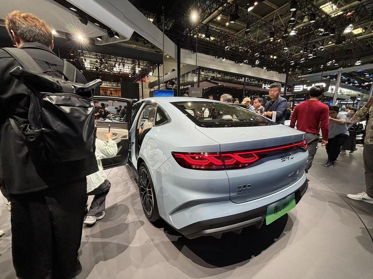 小号比亚迪汉—比亚迪秦L正式亮相。其长宽高分别为4830/1900/1495mm