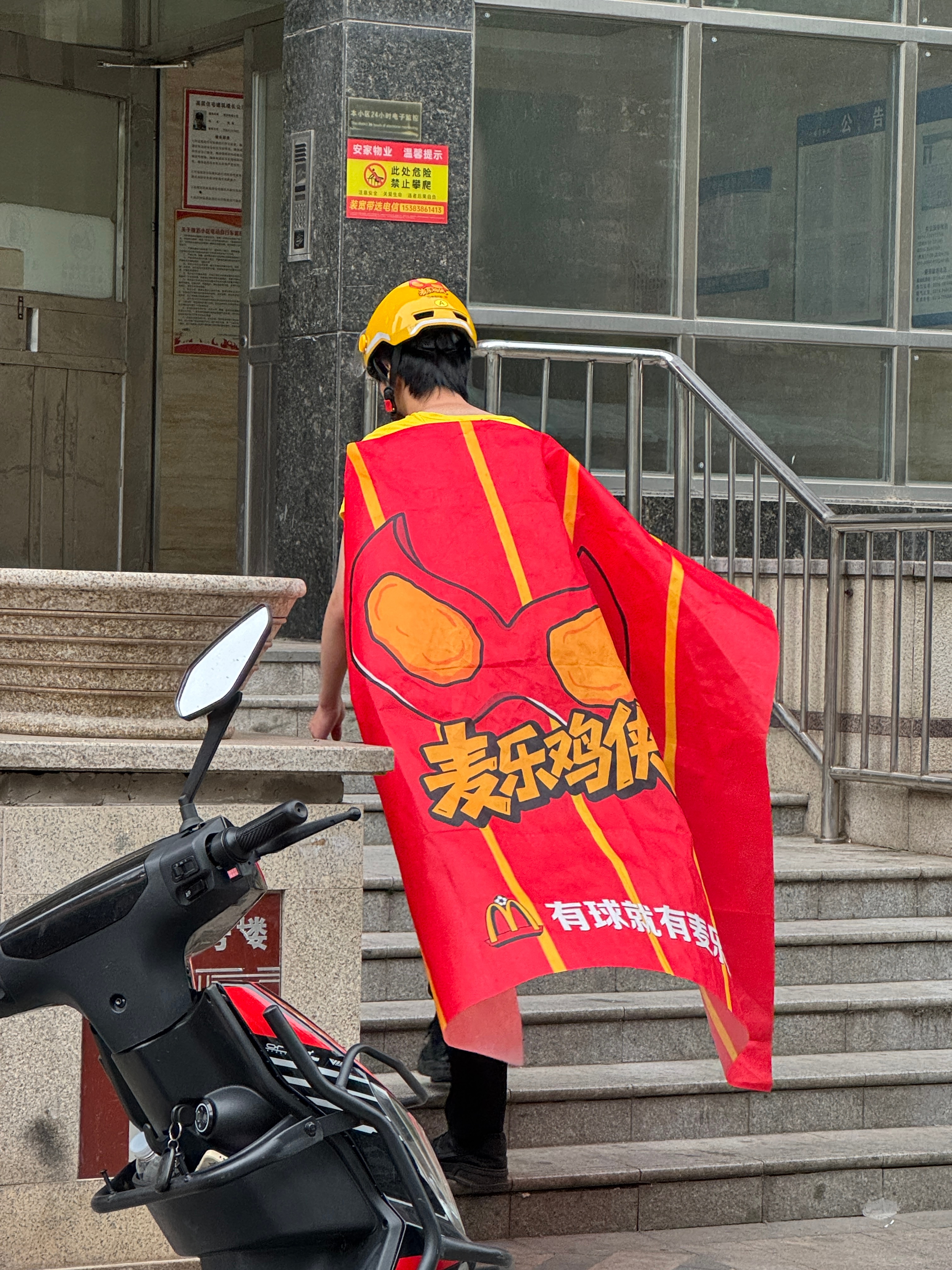 有球就有麦乐送看球时刻有外麦晚风里奔波的上海外卖员，揣着同样的足球热忱，麦乐送即