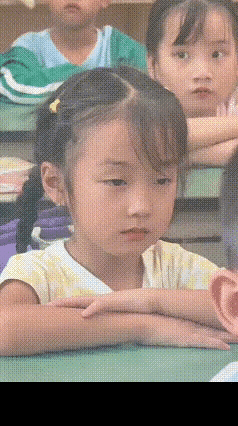 后面那个很精神，但也没有认真听[灵光一闪]