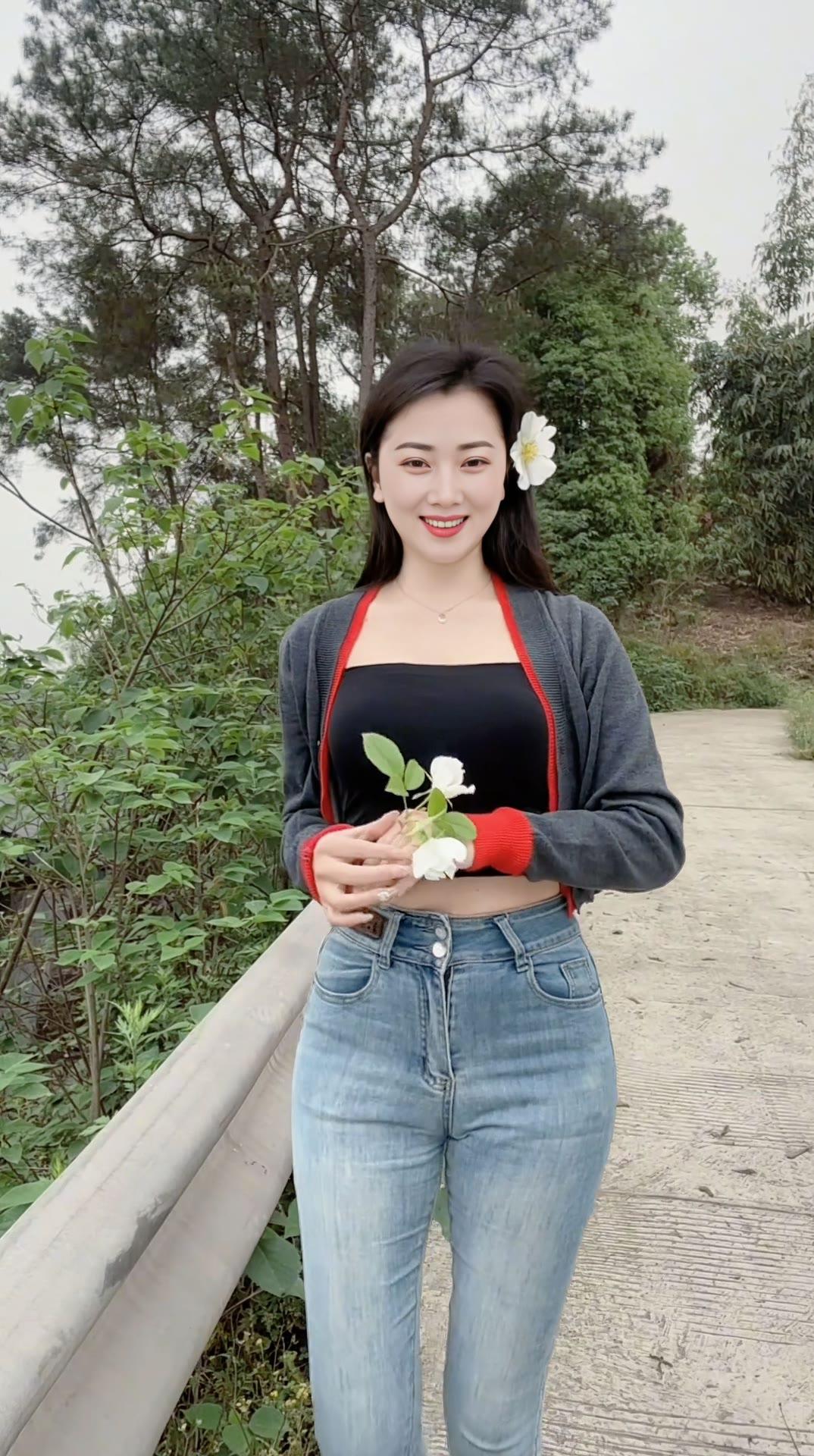 春天来了，万物复苏！🌱🌸
每一朵花都在绽放，每一片叶子都在生长，仿佛整个世界