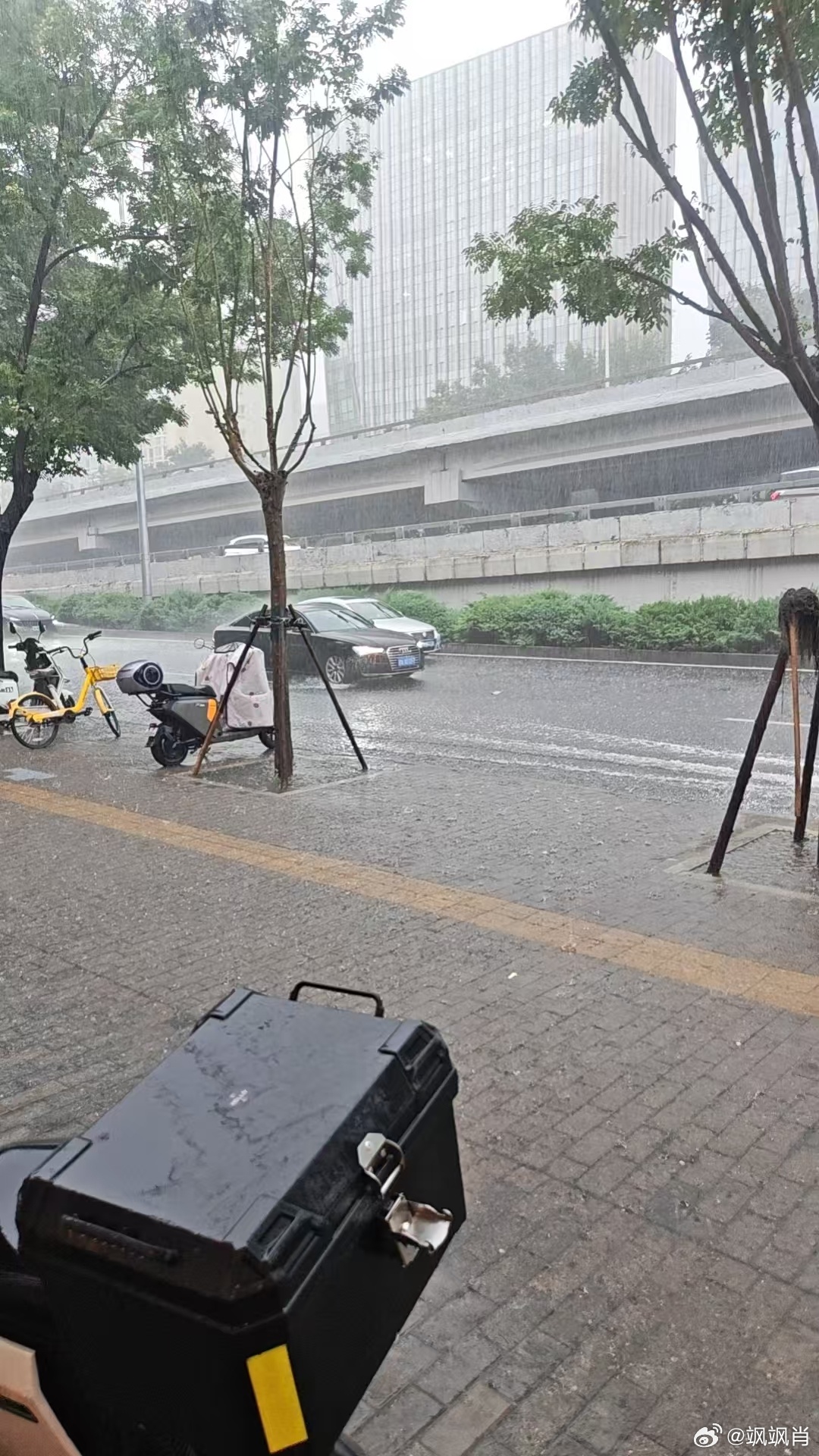 北京大雨北京刚刚大雨，正好赶上下班。 