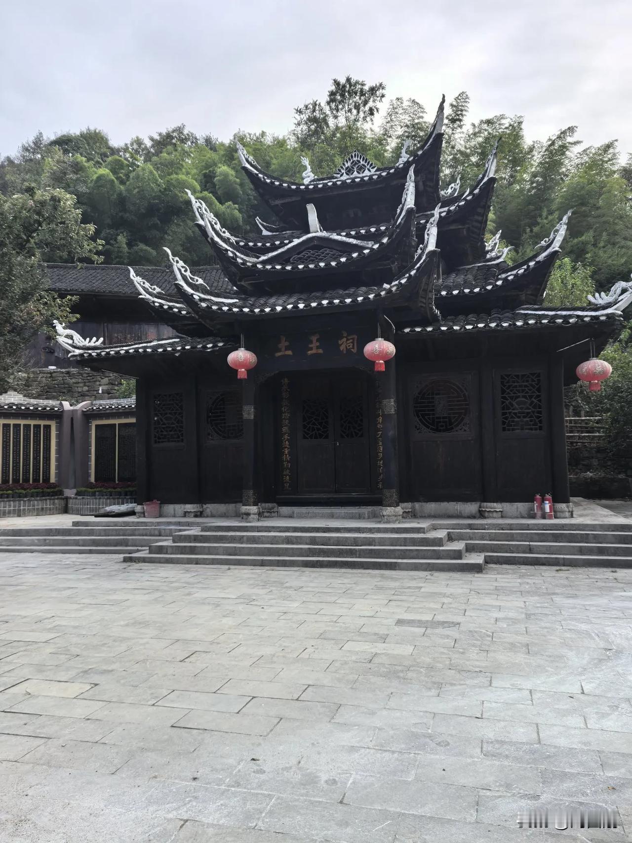 七律.重游中国土家族第一村双凤村有感
（2024年10月4日）
碧绿幽深踏砌苔，