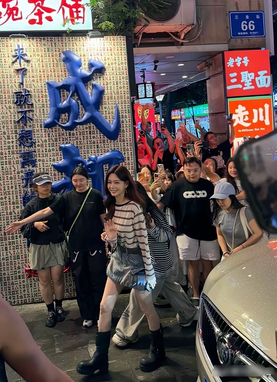 这是沈梦辰？现身成都一火锅店，现在也太瘦太白了吧，和以前完全不一样。 