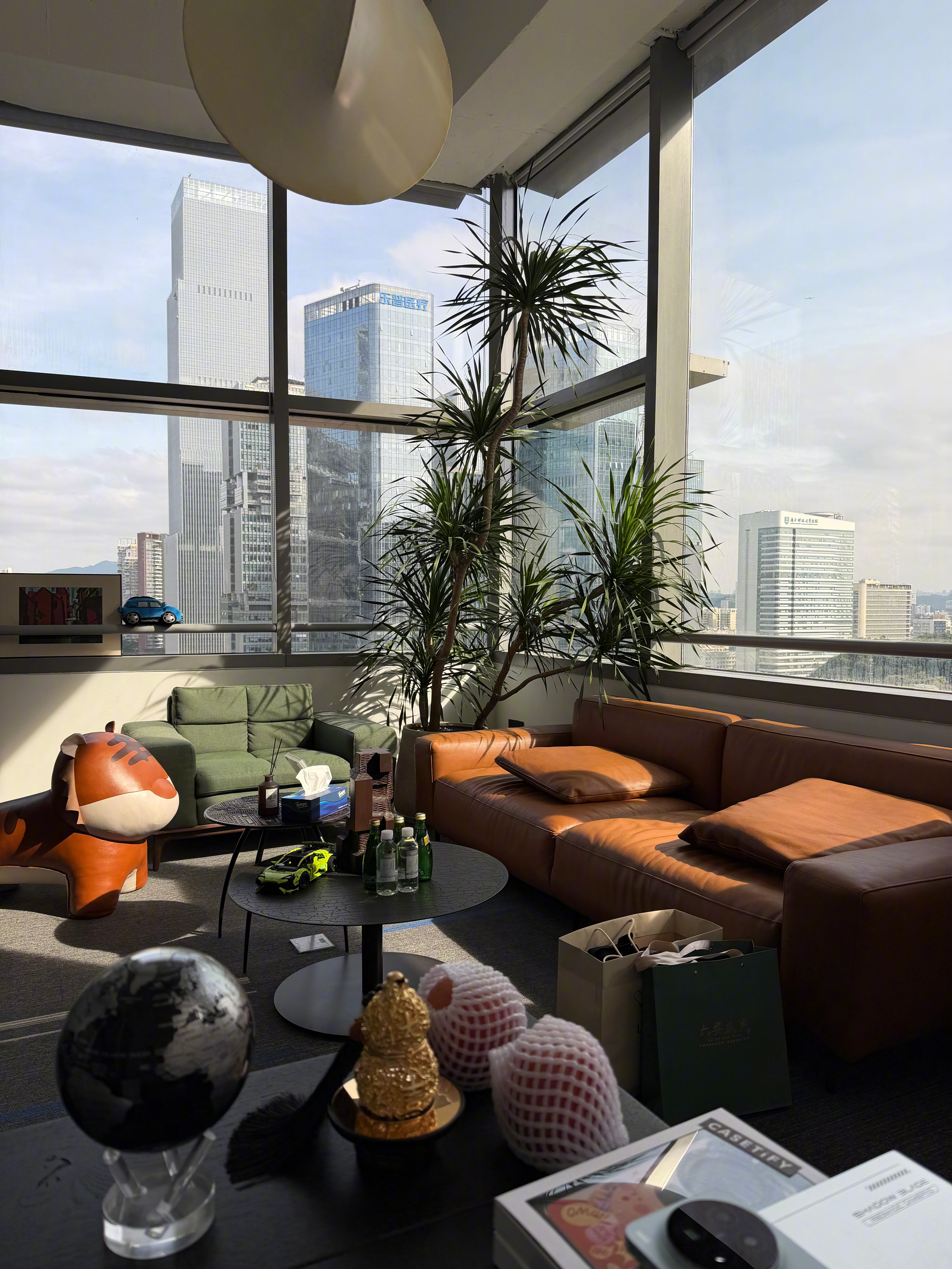 新的一周开始了。今天一人分饰三角色拍摄一支视频，还挺期待的。 ​​​