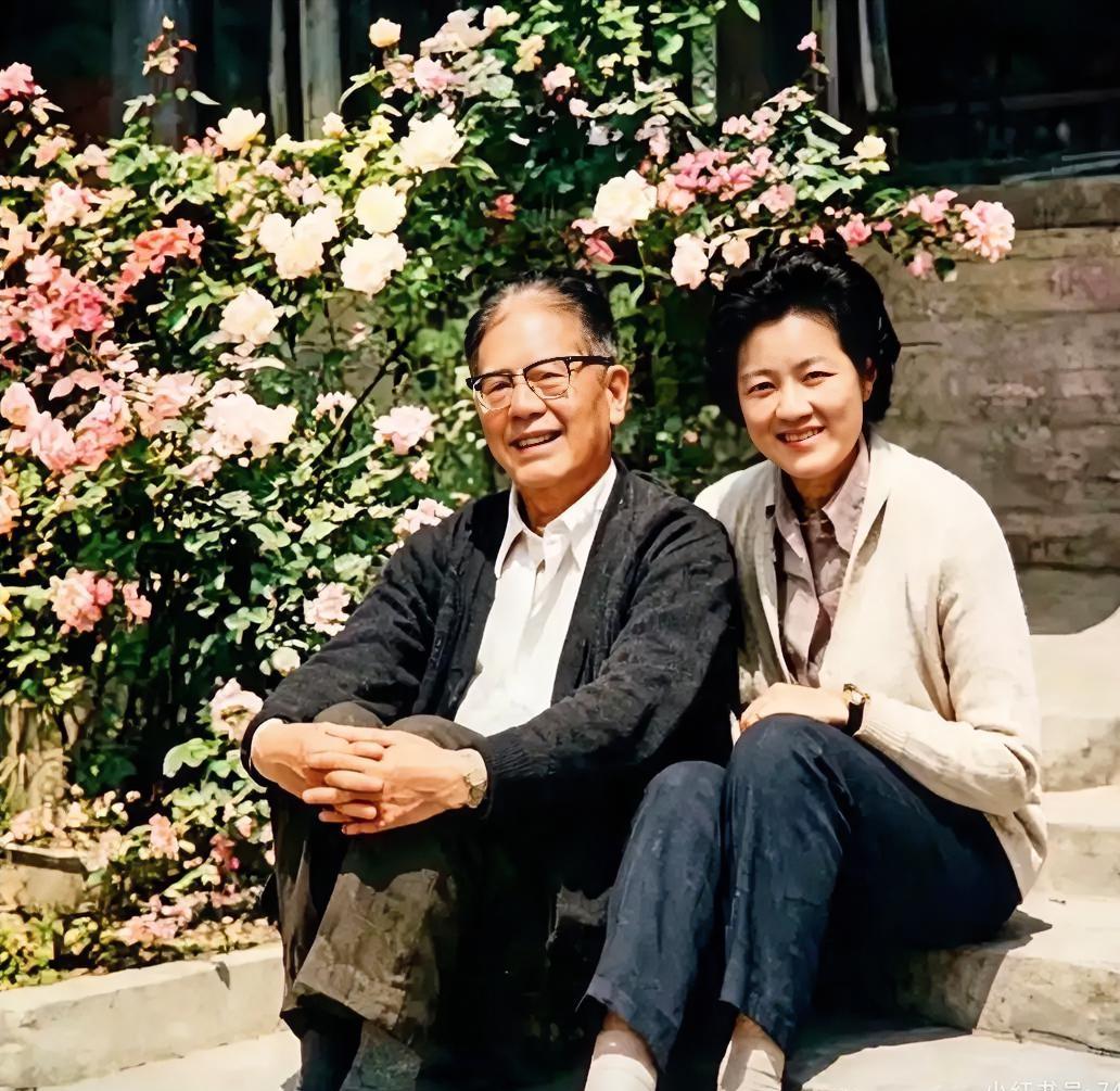 1974年的史家胡同，61岁的乔冠华与小他22岁的新婚妻子章含之合影。两人在结婚