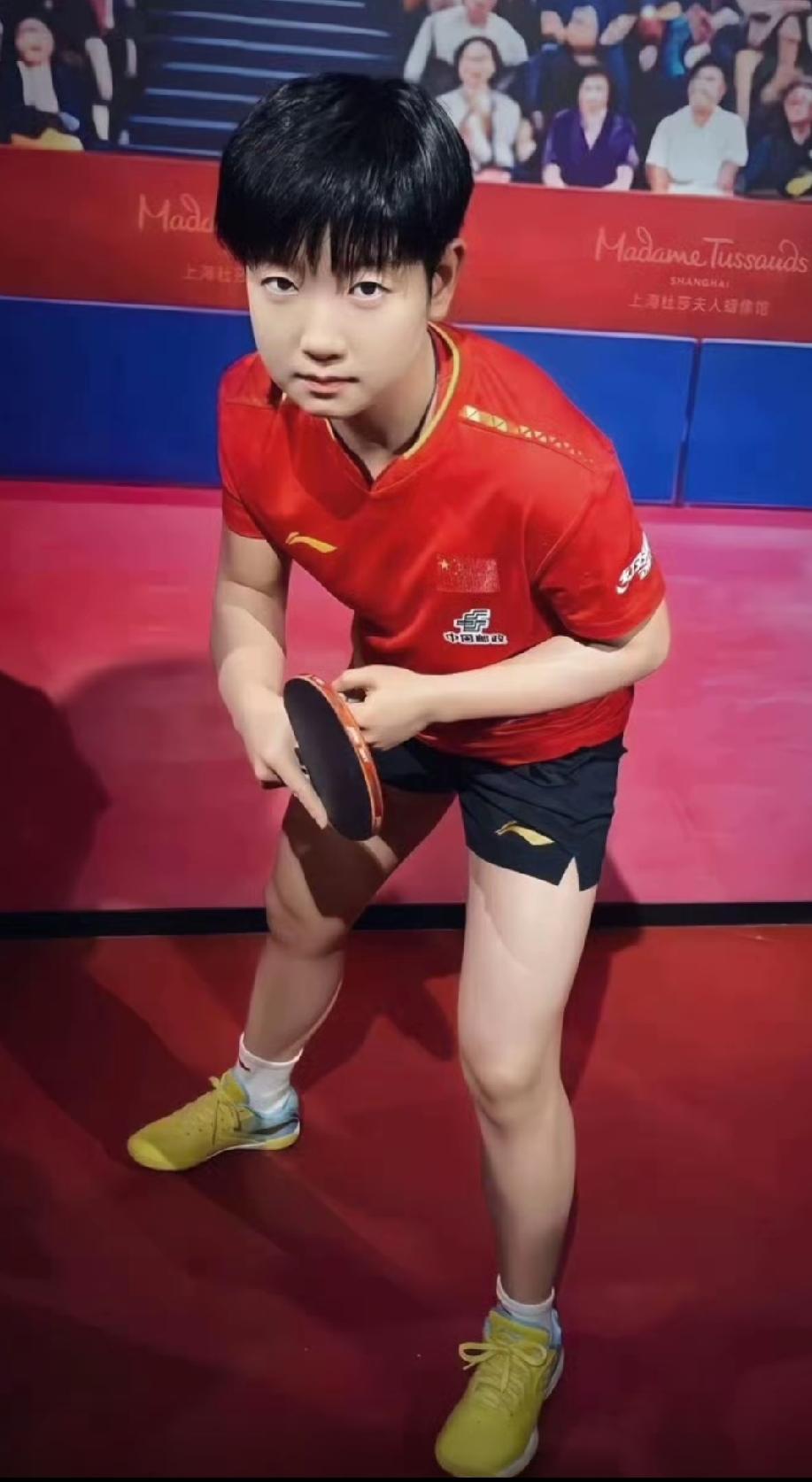 万万没想到，这个蜡像的模型是莎莎自己选的；很多人以为会选择庆祝，选择夺冠，但是莎