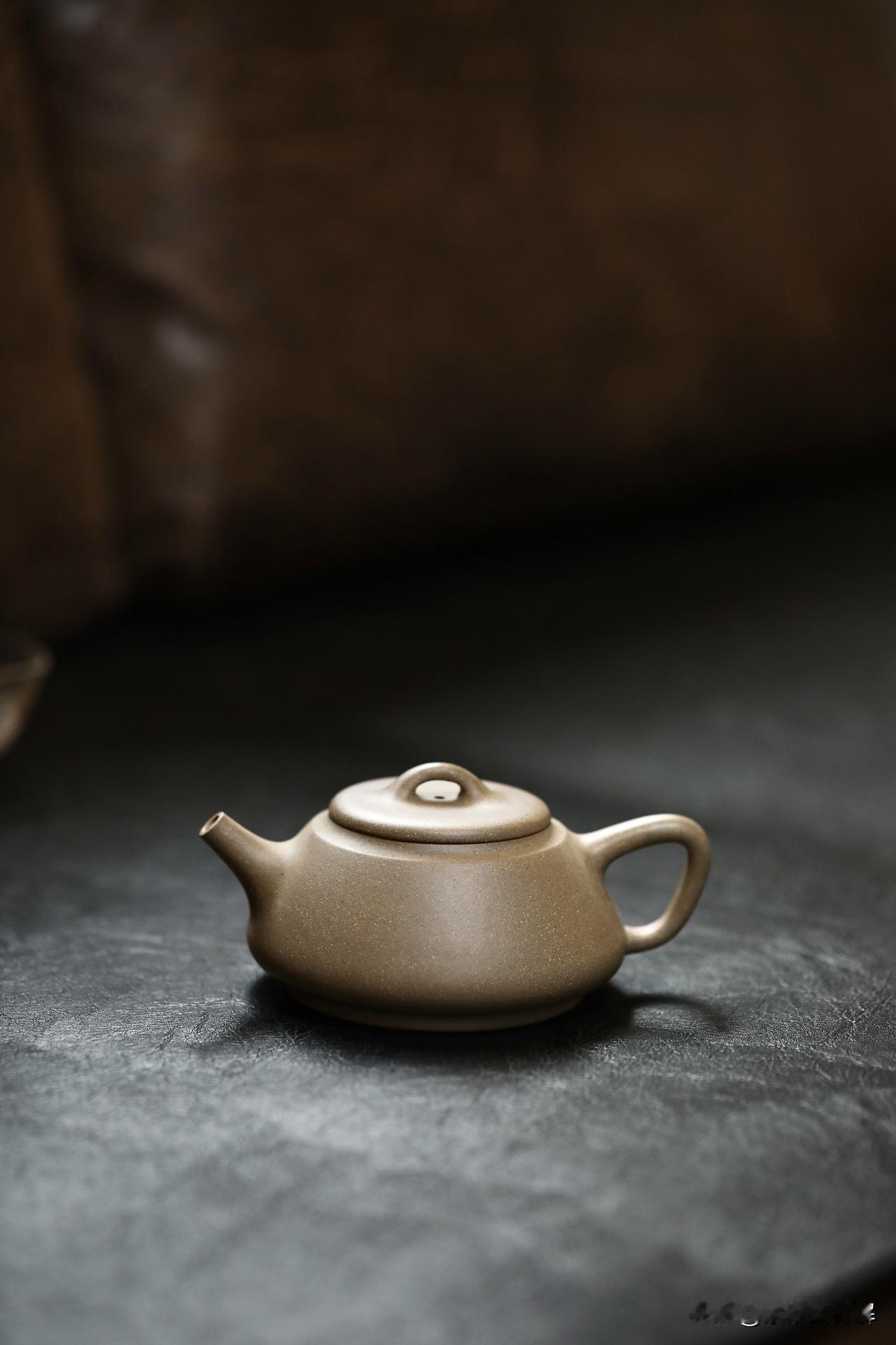 墨绿色的紫砂壶是“化工壶”？行家：这才是真正的民国绿
经常有网友发图问我：“老师