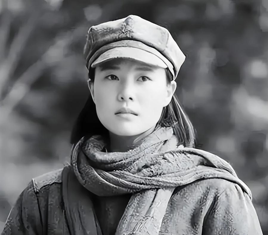 1937 年，15 岁女红军被敌人抓住，就在刽子手举刀要砍她头的瞬间，一名敌军官