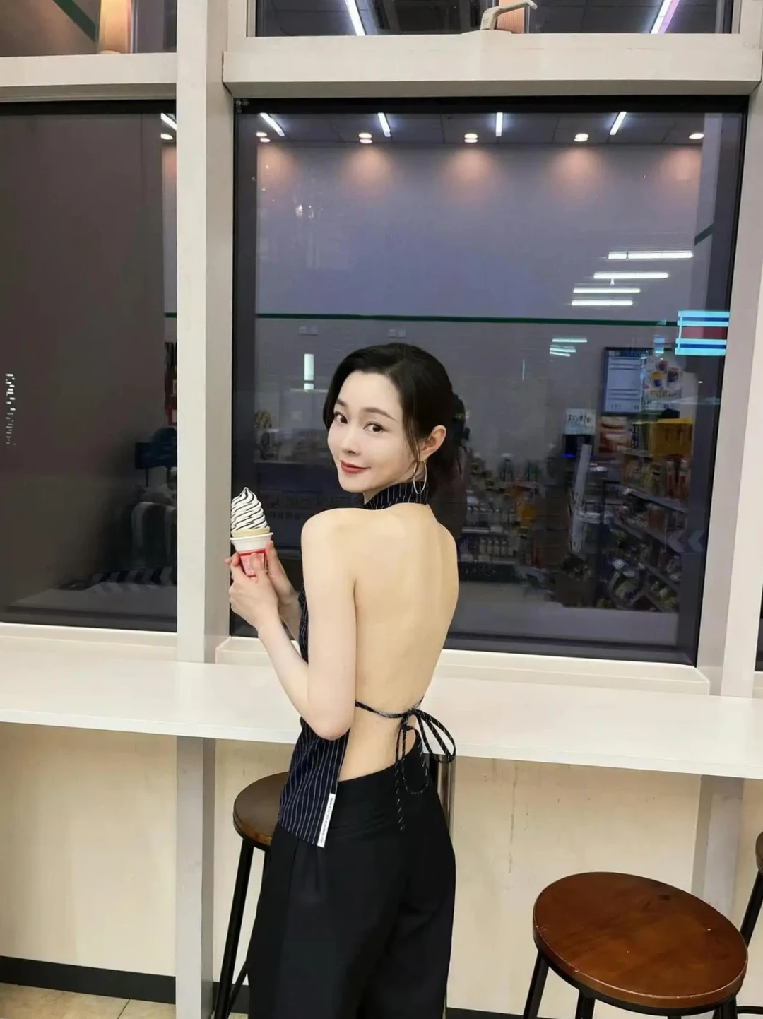 宋轶美背穿搭，吃冰淇淋🍦