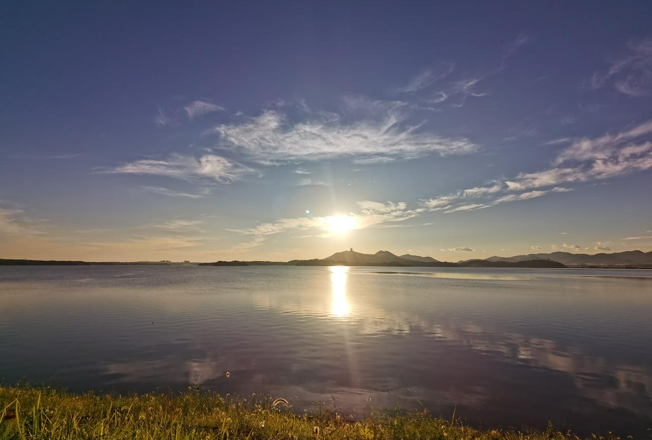 赢亏同源
商业航天加速下跌，想搏反弹的，都吃面了。当趋势形成时，无论是上涨或下跌