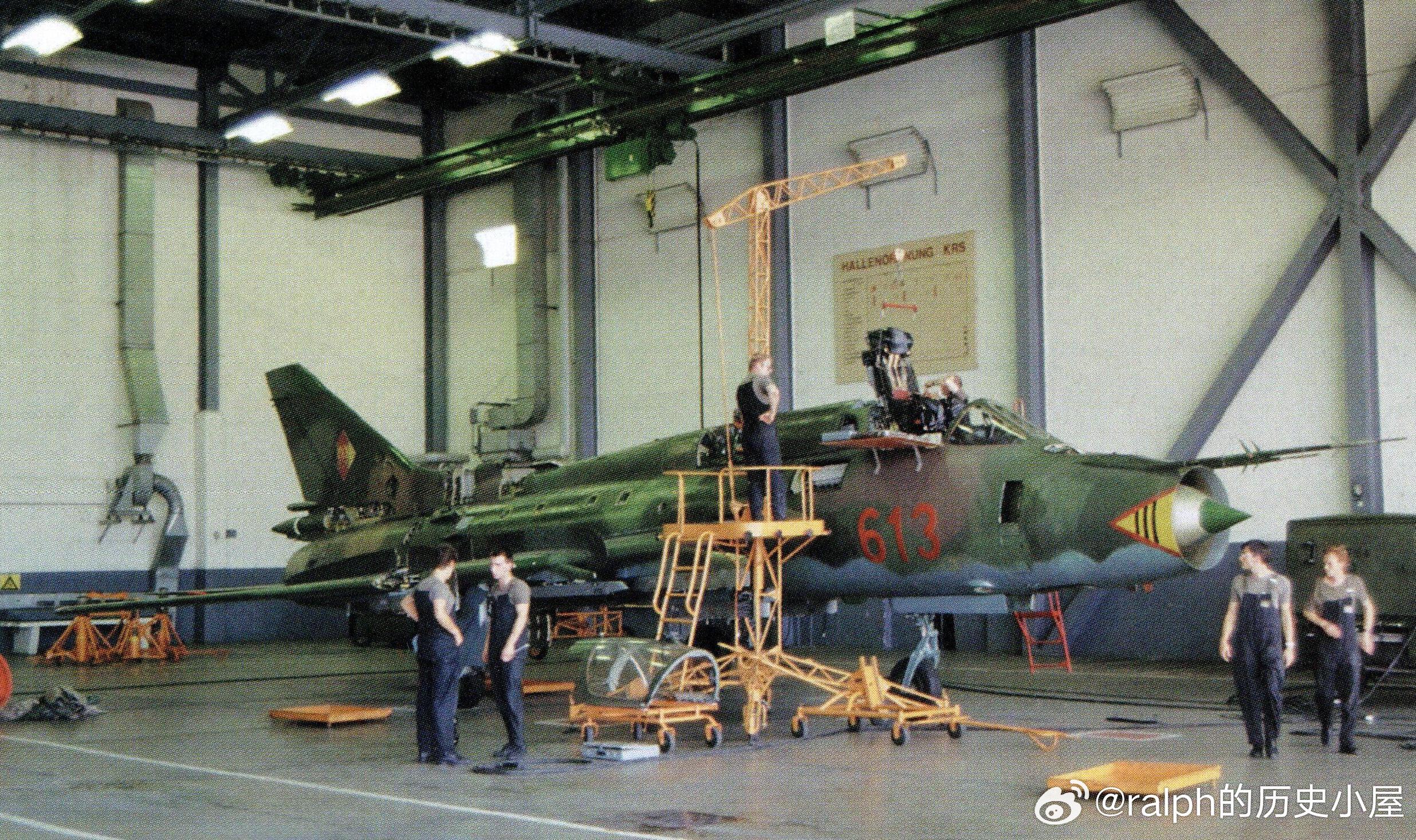 1990年8月30日东德空军第77联队维修人员在拉格基地检查苏-22M4的弹射座