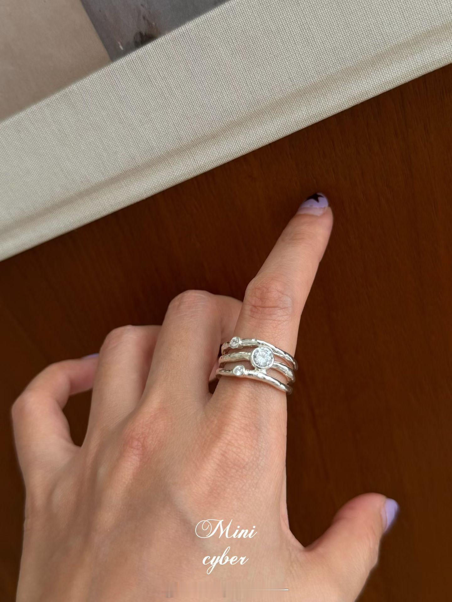 重工银的一枚气泡戒 肌理质感很不错👍 