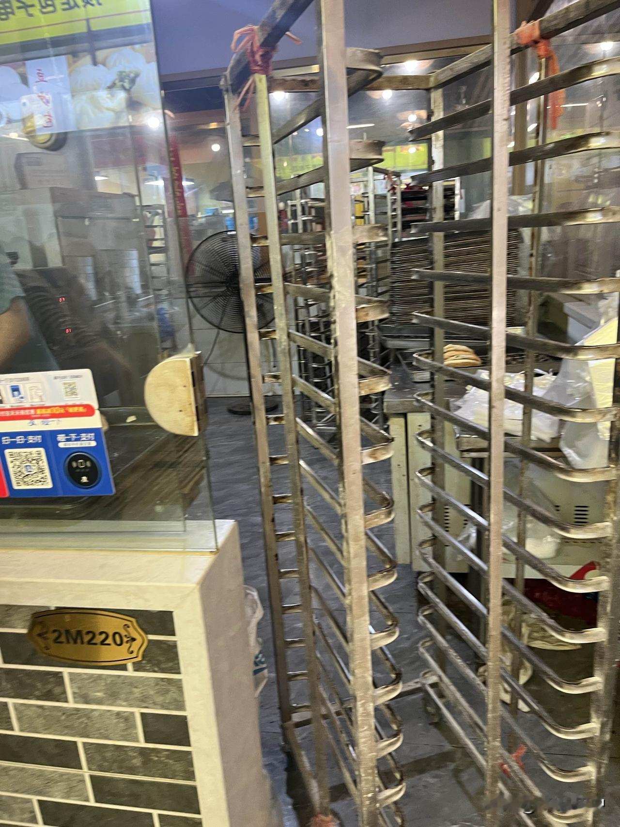 今天中午觉得天气热就去盛岸菜市场买了三个饼，5元三个，椒盐味的特别好吃，特别是周