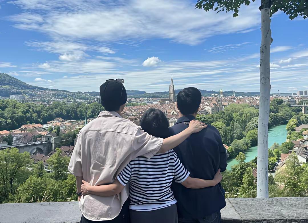 跨年夜的烟火未散，后台通道里，肖战父母转身的瞬间，几十个声音同时响起——“叔叔阿