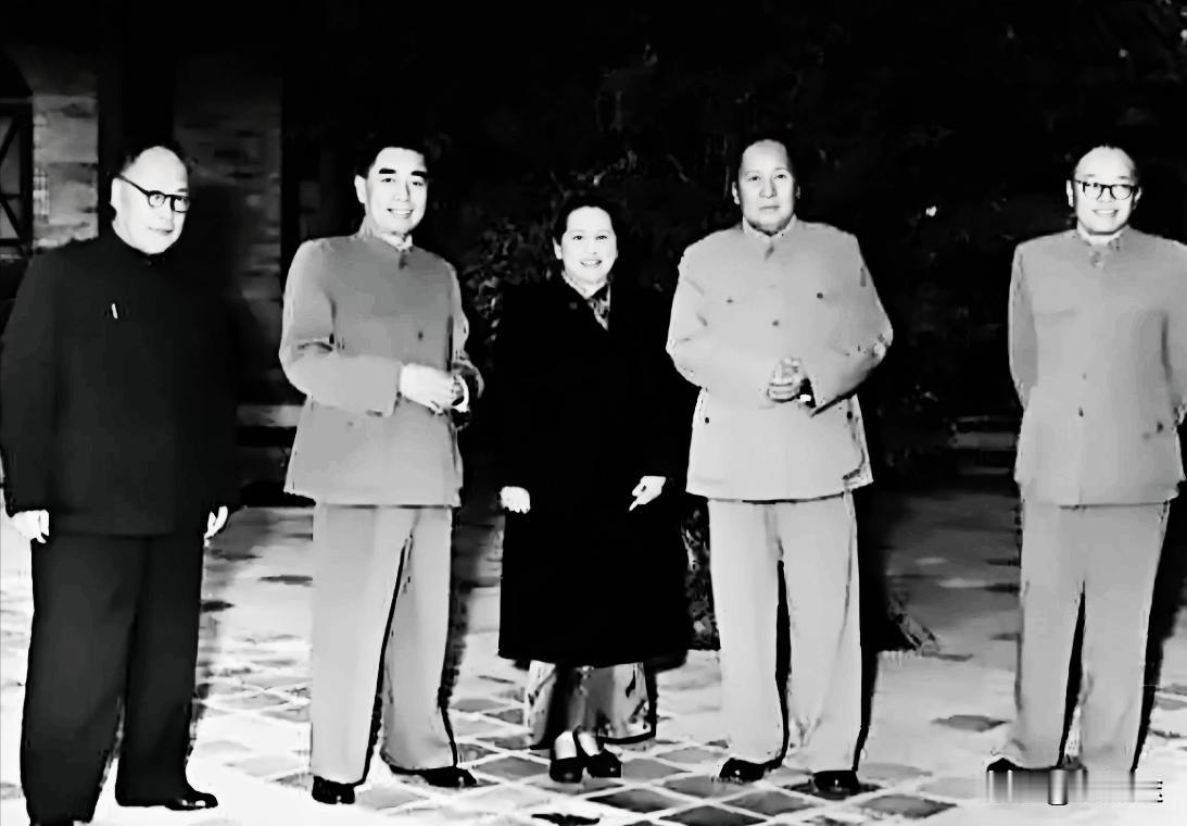 新中国最强开创者难得一见的合影！这五位开创者都功成不居，谦卑有礼！你能全部读出他