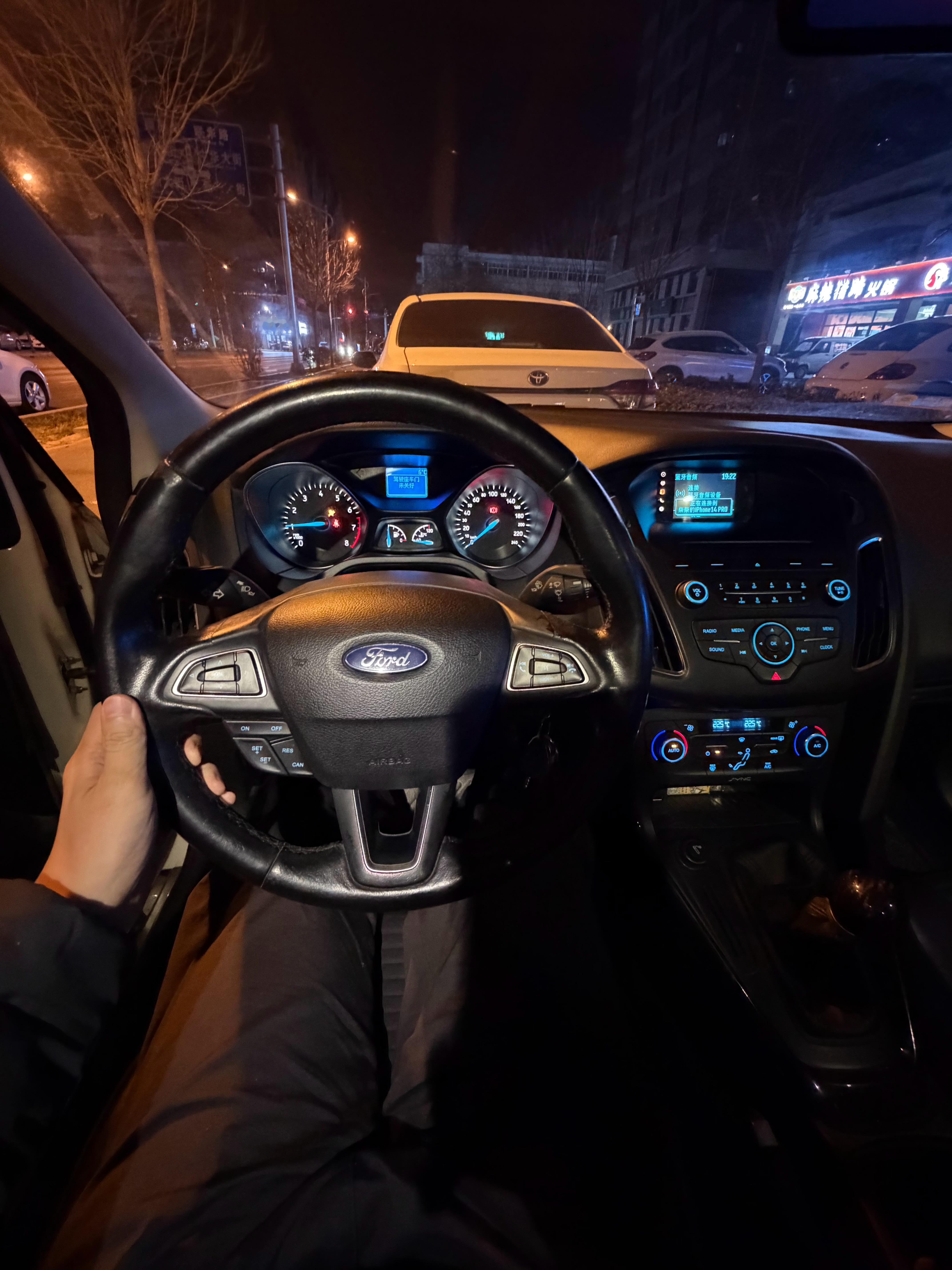 门的时候想开哪台车出门。结果一想，嗨，俩都是三缸的没错，这台福克斯也是三缸，1.