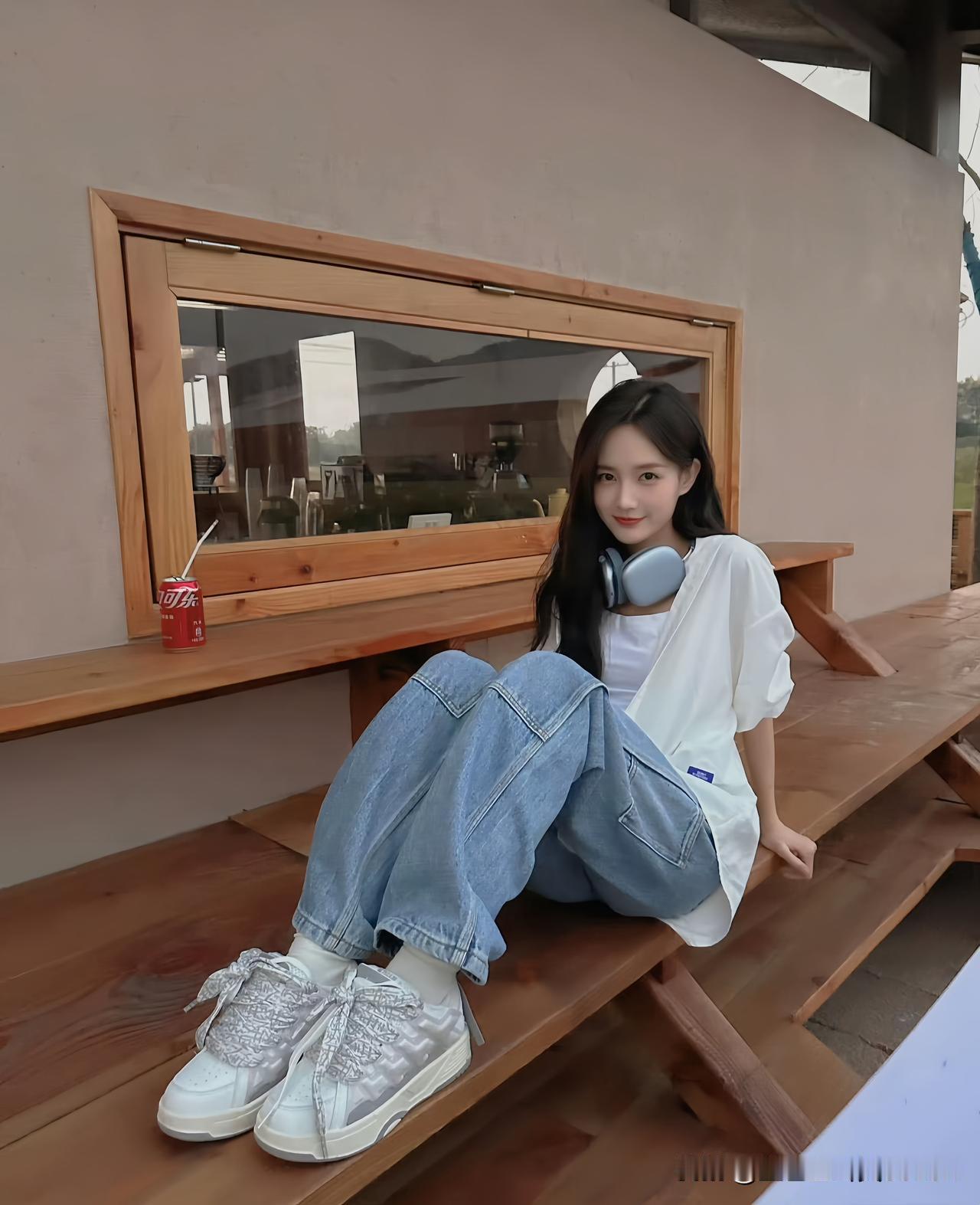 李一桐穿这样坐木凳，看着就很舒服