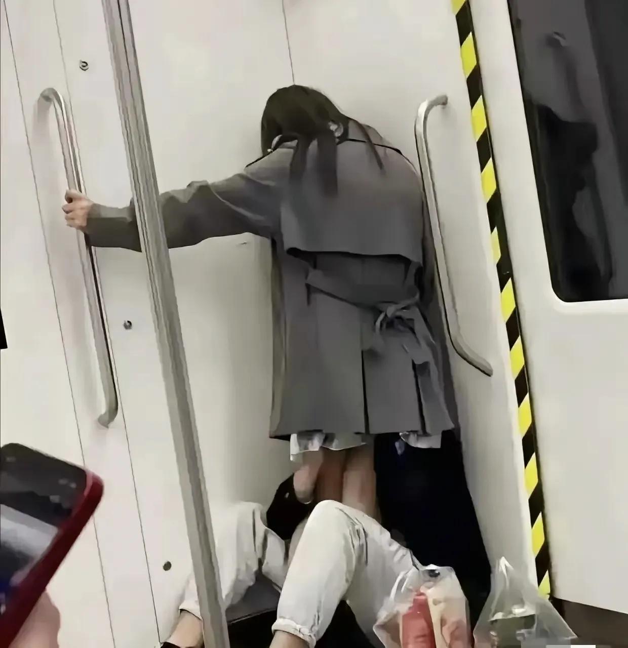 真是不要脸！就在哈尔滨地铁里，有一对情侣公然上演限制级画面。这俩人完全不顾及其他